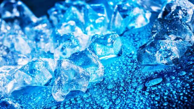 風邪,スピリチュアル,青く輝く氷の粒と水滴のクローズアップ